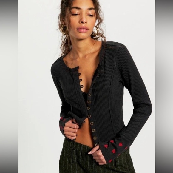 We The Free Tops - Free People We The Free Daria Cuff Cardi Size Small Black With Red Hearts NEW